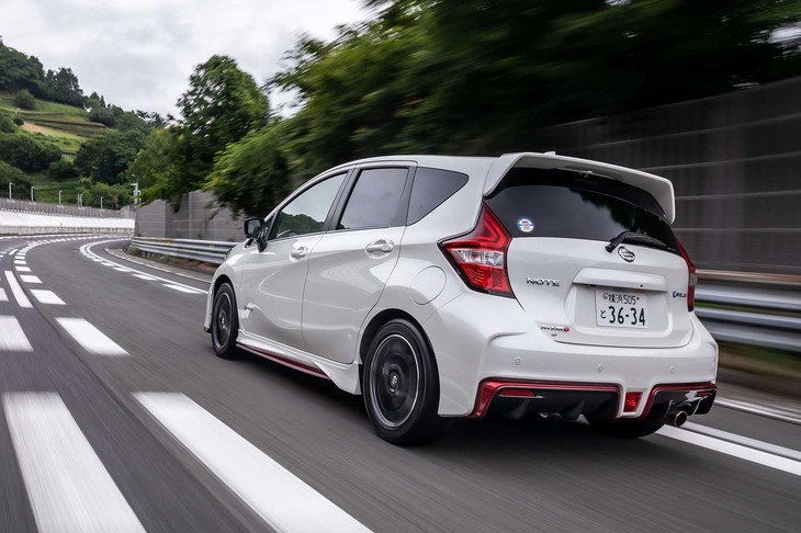 ボディー剛性を引き上げるため、アンダーパネルにクロスメンバーやステーなどを追加し補強。ガソリンエンジン搭載の「NISMO」シリーズよりも「e-POWER NISMO／NISMO S」のほうが強化されたパートは多いのだという。