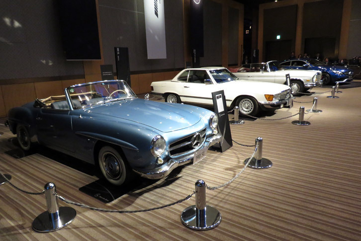 発表会の会場には、往年のメルセデス・ベンツのオープンモデルも展示されていた。手前から、1963年式「190SL」、1984年式「380SL」、1970年式「280SE 3.5カブリオレ」。