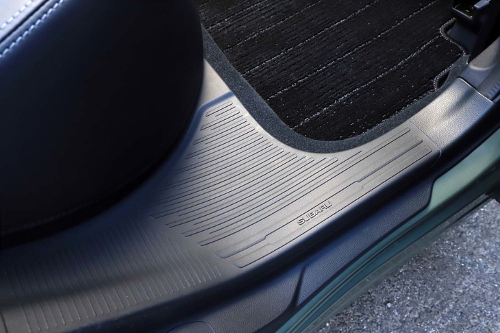 後席座面の角が削られ、樹脂部分には滑り止め加工が施される。乗降性を高めるとともに、ルーフレールにアクセスする際の足場として使えるようにしている。