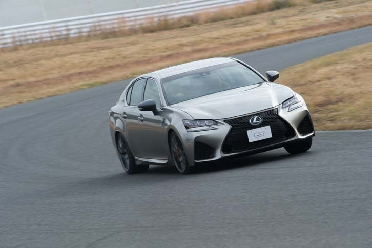 「GS F」は、可変ダンピングシステム「NAVI・AI-AVS」を標準装備する。比較試乗することでその効果を感じ取りやすくするため、当日は特別にその機能をオフにした車両も用意された。