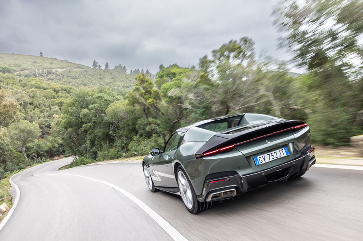 「12チリンドリ スパイダー」には、クーペと同様に「812コンペティツィオーネ」譲りの4WS（4輪独立操舵システム）が搭載されている。