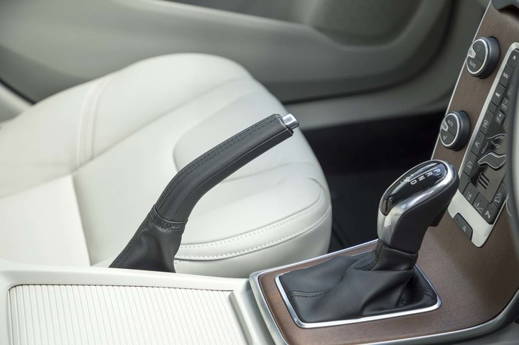 パーキングブレーキはレバー式のいわゆるサイドブレーキ。採用モデルは減りつつあるが、直感的に使いやすいのも確か。