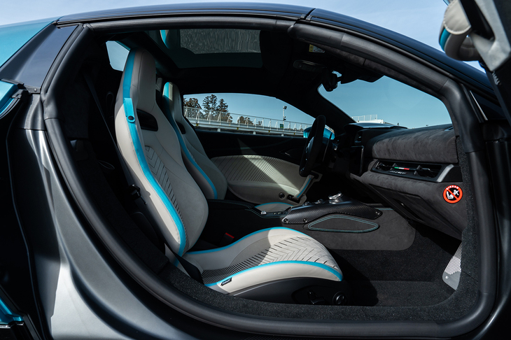 マイナーチェンジでインテリアがオールアルカンターラ仕立てに変わった。この手のミドシップスポーツカーとしては広く、居住性は良好。