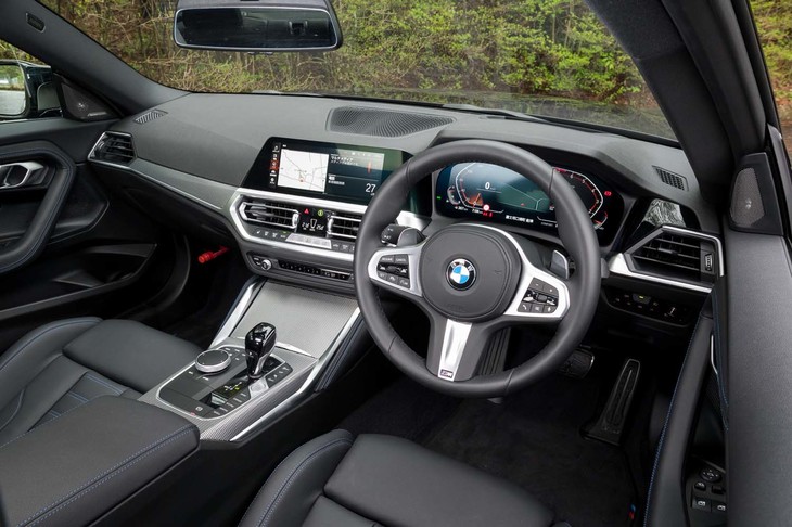 同じ「2シリーズ」でも、FFシャシーの「グランクーペ」は液晶メーターが10.25インチで、「クーペ」は「3シリーズ」と同じ12.3インチとひと回り大きいのが自慢。