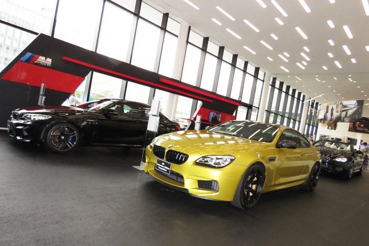 「BMW M」の展示スペース。床面はアスファルトで、縁にはガードレールと縁石を設けるなど、サーキットをモチーフにしたデザインとなっている。