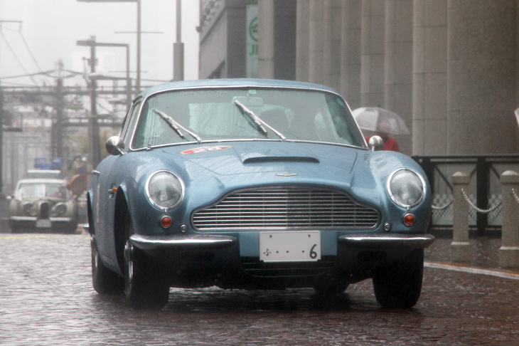 1971年「アストンマーティンDB6 Mk2」。ボンドカーで有名な「DB5」の後継モデルで、DB5よりホイールベースを延長し、居住性を改善した2＋2ボディーに4リッター直6 DOHCエンジンを積む。