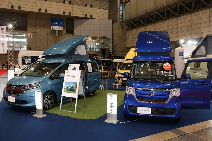 ホンダアクセスとホワイトハウスのコラボモデル「フリード＋ DOG LOVER」（左）は愛犬との旅に最適なキャンパー。写真右は「N-BOX」をベースにした「N-BOXキャンパーNeo」。