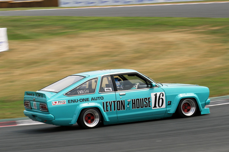 懐かしのレイトンカラーの「レイトンハウストリイサニー」を駆るのは、Fレースに出走した影山正美さんの実兄にして、全日本F3／ツーリングカー／GT選手権で数度の王座を獲得し、現在もスーパー耐久に参戦している影山正彦さん。予選3位から決勝でも3位だった。実は正美さんもこのレースにエントリーしていたのだが、予選中のトラブルで戦線離脱。残念ながら今回は兄弟対決は実現しなかった。