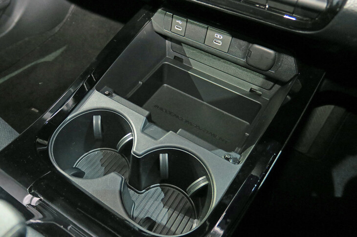 トヨタ・プリウス2.0L HEVプロトタイプ（収納スペース＆ドリンクホルダー）