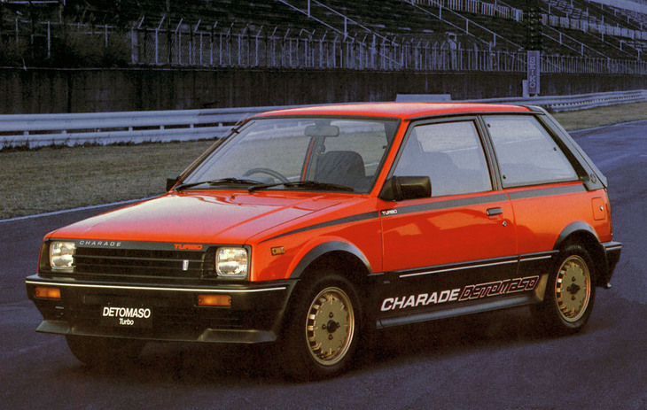 1984年「シャレード デ・トマソ ターボ」。価格はノーマルの3ドア ターボの97万円に対して123万円だが、パーツを後付けすることを考えたら買い得だった。