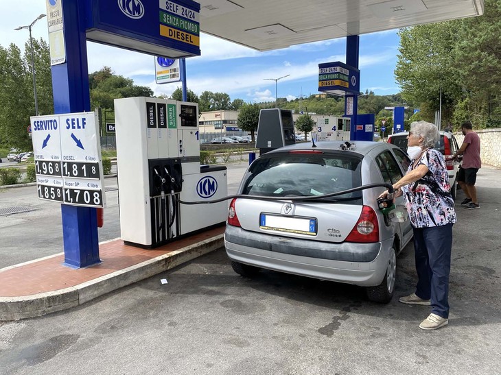 給油中。撮影当日はディーゼルが1.818ユーロ/リッター（約260円）に対して、ガソリンは1.708ユーロ/リッター（約244円）と、11セントも安い。