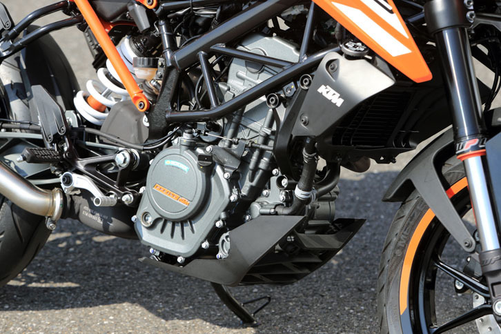 「125デューク」のエンジン。単気筒ながら、1万rpmの高回転域まで回りきる。