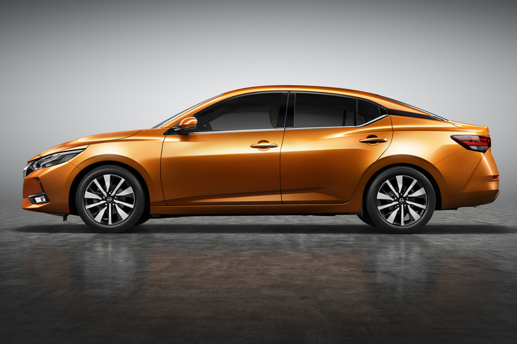 ボディーサイドは静止しているときでも動きを感じさせる「ダブルウェストライン」といわれるデザインを採用している。