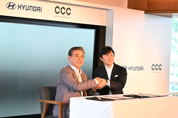調印を終えたヒョンデ モーター カンパニーのチャン・ジェフン プレジデント＆CEO（写真左）とカルチュア・コンビニエンス・クラブの高橋誉則代表取締役兼COO。