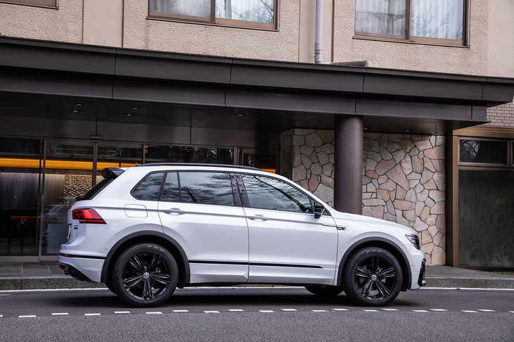 ウィンドウフレームやドア下部からリアバンパーへと続くサイドストリップがブラックで仕上げられる「Rライン ブラックスタイル」。