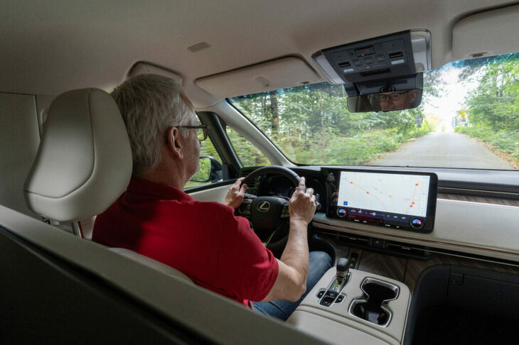 渋滞する市街地や空港へ向かう道では、適度な速度で走れば車内は静かで礼儀正しいままだ。