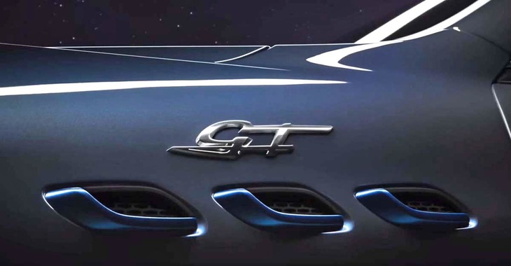 ブルーに塗られたサイドエアダクト。ブレーキキャリパーやCピラー部のエンブレムもブルーの差し色で飾られる。