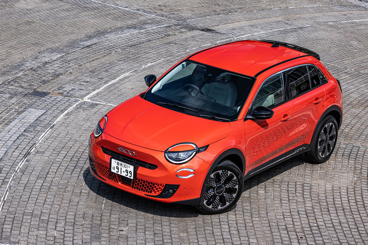 2024年9月10日に発売された新型電気自動車「フィアット600e」。日本には最上級グレード「La Prima（ラプリマ）」の右ハンドル仕様車のみの導入となる。車両本体価格は585万円。