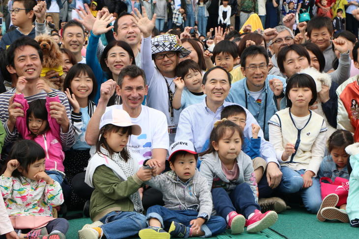 ルノー・ジャポンの大極 司社長と「カングー」の総責任者であるフィリップ・カイエットさんのお2人も記念撮影に参加。まわりの子供たちの実に楽しそうな様子から、イベントのアットホームさが伝わってくる。