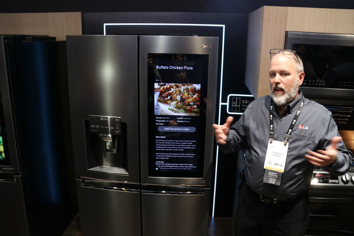 家電パビリオンから。もはや冷蔵庫の液晶画面が家庭内情報ステーションになるくらいでは驚かないのがCES。しかし今回LGエレクトロニクスが展示したそれは、例えばピザを画面で選ぶと、AIアシスタントを介して焼き方をオーブンに指示するばかりでなく、食後の清掃方法を食洗機にオーダーする。