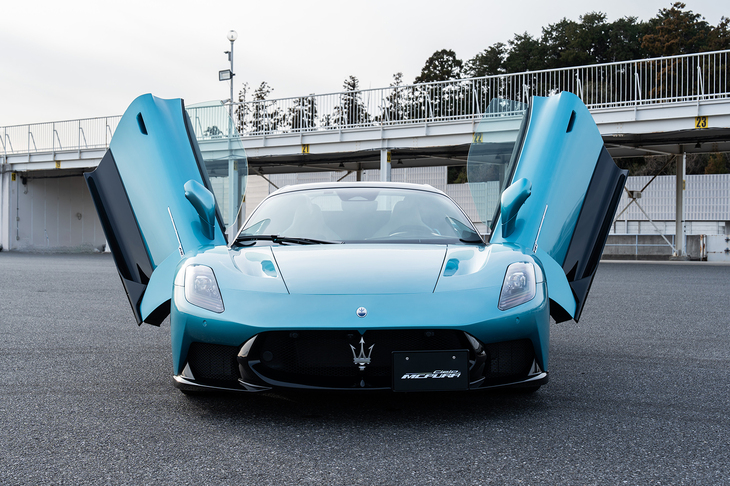 ドアはスーパースポーツカーらしいバタフライ式。斜め上に向かって開くため、狭い場所での乗り降りはそれなりに気を使う。