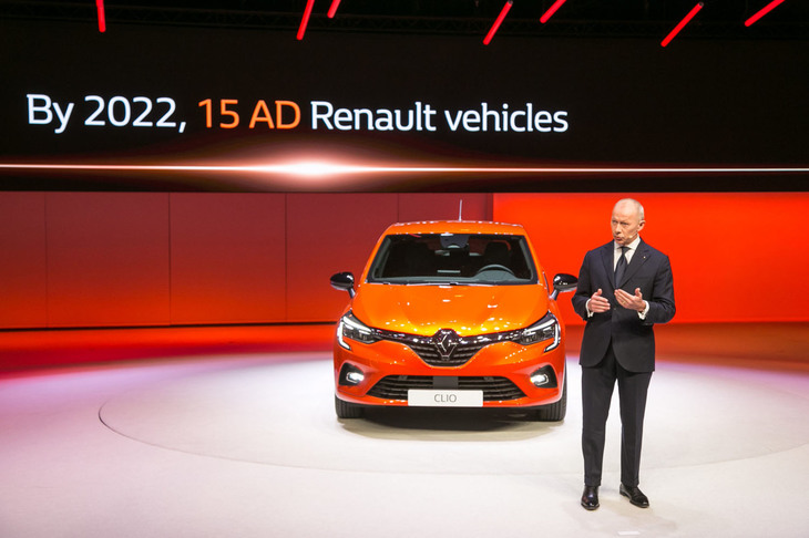 新型「クリオ」を紹介するルノーのティエリー・ボロレCEO。