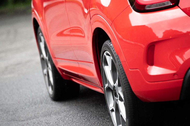 ボディー同色のサイドシルを採用。ホイールアーチのクラッディング処理も省かれている。