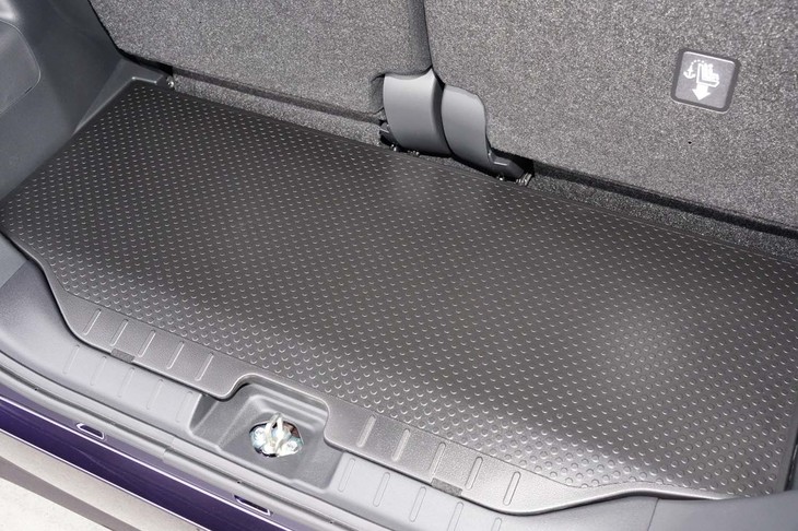 アイデアの詰まった荷室のデッキボード。