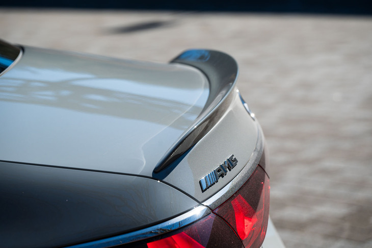 トランクリッドにはコンパクトなスポイラーを装備。高さと角度がホンモノ感を漂わせる。