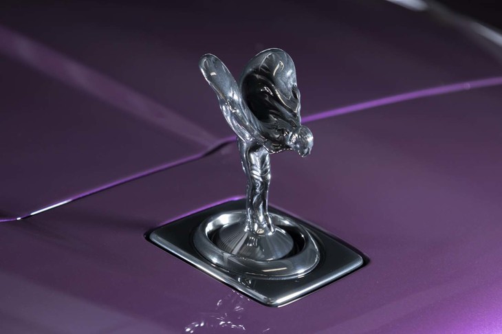 ブランドマスコットの「スピリット・オブ・エクスタシー」は台座の部分も含めてハイグロスブラック仕立てだ。