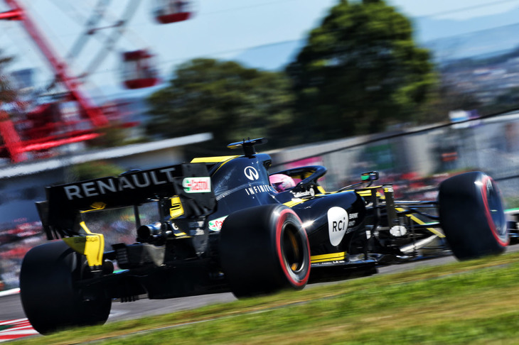 マクラーレンからコンストラクターズランキング4位の座を奪いたいルノー勢は、ニコ・ヒュルケンベルグが15番グリッド、ダニエル・リカルド（写真）は16番グリッドと後方に沈むも、レースでは健闘。7位でフィニッシュしたリカルドは、その前でゴールしたシャルル・ルクレールにレース後ペナルティーが科されたことで6位になり、ヒュルケンベルグは5戦連続入賞となる10位だった。残り4戦、マクラーレンとのポイント差は34点。なかなか厳しい戦いが待っている。（Photo=Renault Sport）