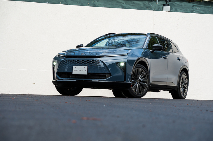 満を持して2025年3月13日に発売された「クラウン エステート」。パワートレインは同じ2.5リッターでハイブリッドとプラグインハイブリッド（写真）の2つがラインナップされている。