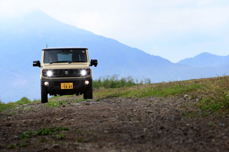 南アルプスの峰々を背景に。RCサクセションは『山のふもとで犬と暮らしている』という歌を歌っていたが、「山のふもとでジムニーと暮らしている」というのも悪くないだろう。