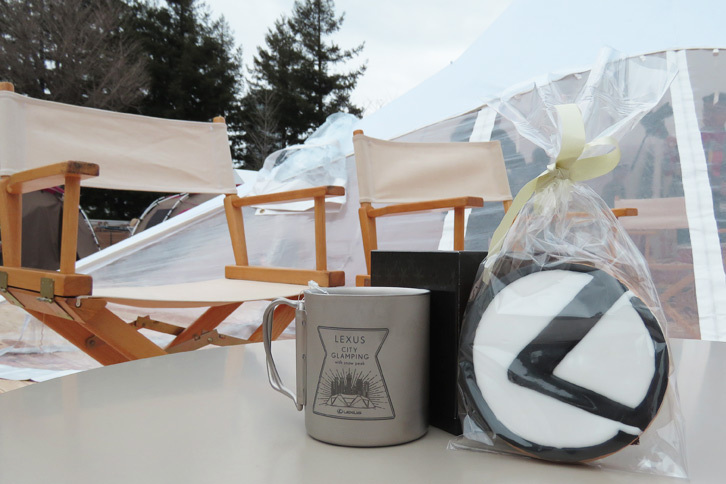 レクサスからマギーさんにプレゼントされた、レクサスマーク入りのクッキーとスノーピークの特製マグカップ。