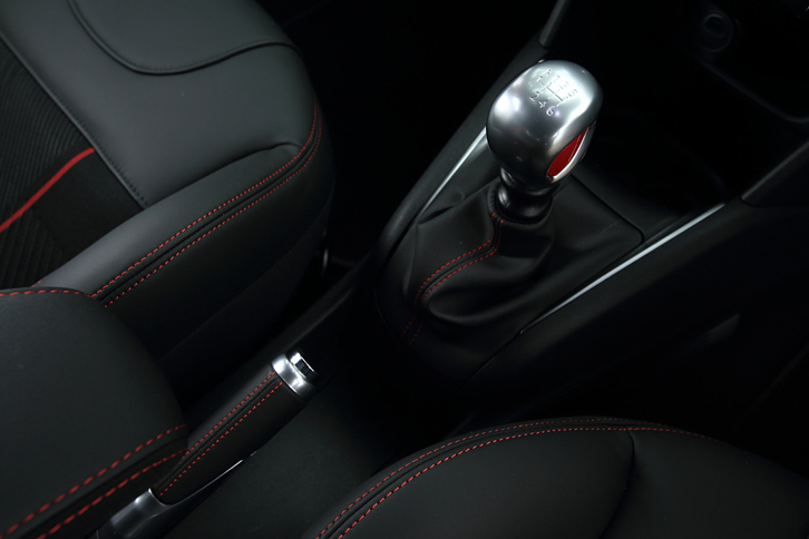 トランスミッションは6段MTのみで、トルコン式ATやデュアルクラッチ式ATといった“2ペダル仕様”は用意されていない。