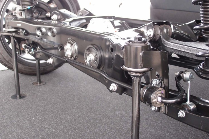 リアスタビライザー取り付け部の様子。右（写真手前）のサンプルはサスペンションメンバーに直接スタビライザーを取り付ける「GR 86」方式で、左（写真奥）の「BRZ」ではブラケットを介してボディーに取り付けられている。