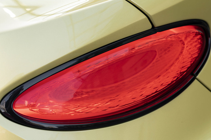 テールランプは楕円（だえん）をモチーフにデザインされている。試乗車では「コンチネンタル・ブラックラインスペシフィケーション」が選択されており、ベゼル部分（標準はメッキ仕様）がハイグロスブラック仕上げになっていた。