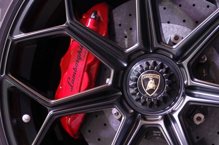 ランボルギーニ・アヴェンタドールLP780-4 Ultimae（リアホイールおよびブレーキキャリパー）
