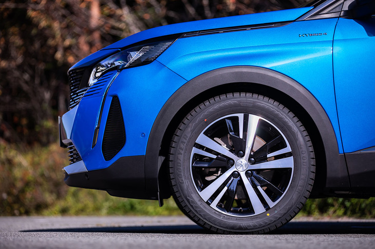 ブランド名や製品名、タイヤサイズに加え、さまざまな情報が刻まれた「アイスナビ8」のサイドウォール。最新のグッドイヤーデザインにのっとり、「ICE NAVI 8」のロゴは、控えめに入れられている。