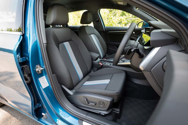 センターにブルーのアクセントがあしらわれた「デビュークロス」のシートは「ファーストエディション」専用。カタログモデルだとヒーターと電動調整機構はオプションの「コンビニエンス＆アシスタンスパッケージ」で選ぶことになる。