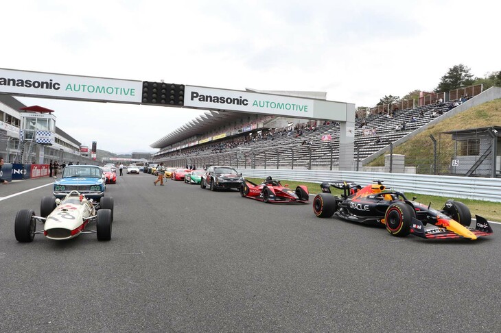 当日のハイライトは、この「スーパーグリッドウオーク」。貴重なマシンが間近に見られるチャンスに、来場者も大興奮の様子だった。