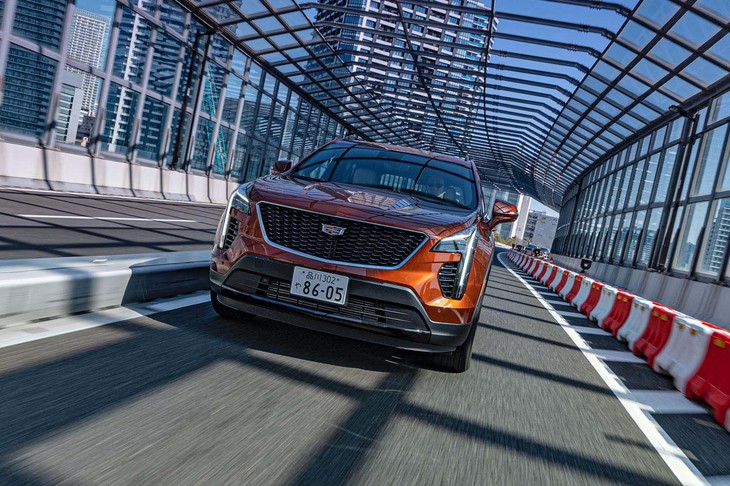 「XT4」には、左右後輪のトルク配分を最適化しコーナリング性能を高めるトルクベクタリングシステムに加え、リアの駆動系を切り離しFF化することで燃費を向上させる機能も備わる。