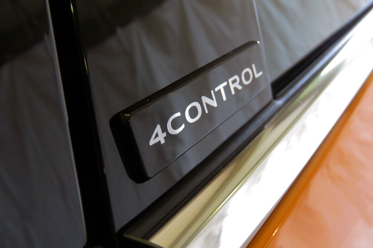「4コントロール」とは、ルノー独自の4輪操舵システムのこと。「メガーヌGT」にも採用されているが、「R.S.」には独自の制御が採用されている。