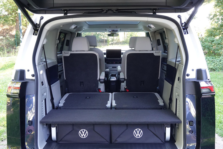 3列目シートの背もたれは50：50の分割可倒式。写真は左右を同時に倒した様子。7人乗車時の荷室容量は306リッター、2列目と3列目シートの背もたれを倒せば、最大で2469リッターに拡大できる。