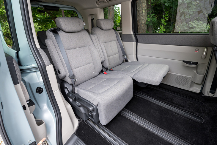 2列目のキャプテンシートにはオットマンを装備。これはベンチシートとなる8人乗りには備わらない。