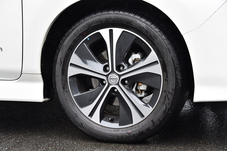 今回試乗した最上級グレード「リーフG」の17インチアルミホイール。タイヤは「ダンロップ・エナセーブEC300」が組み合わされていた。