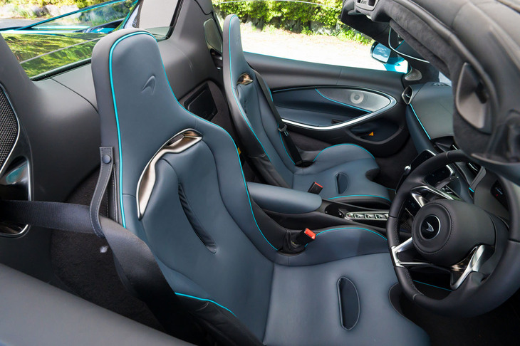 サイドの張り出しはそれほどでもないのに、シートのホールド性は思わずうならされるほど。座面にも背もたれにも通気口が備わっている。