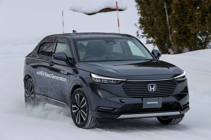 今回は北海道にあるホンダの鷹栖テストコースへ。「ヴェゼル」の皮をかぶった次世代e:HEV搭載の開発車両でホンダのAWD技術に関する理解を深める。