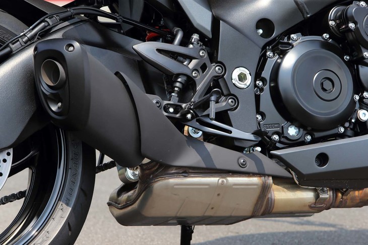 コンパクトさが特徴的なマフラー。ブラック塗装を施すことで、一段と引き締まった外観を演出している。