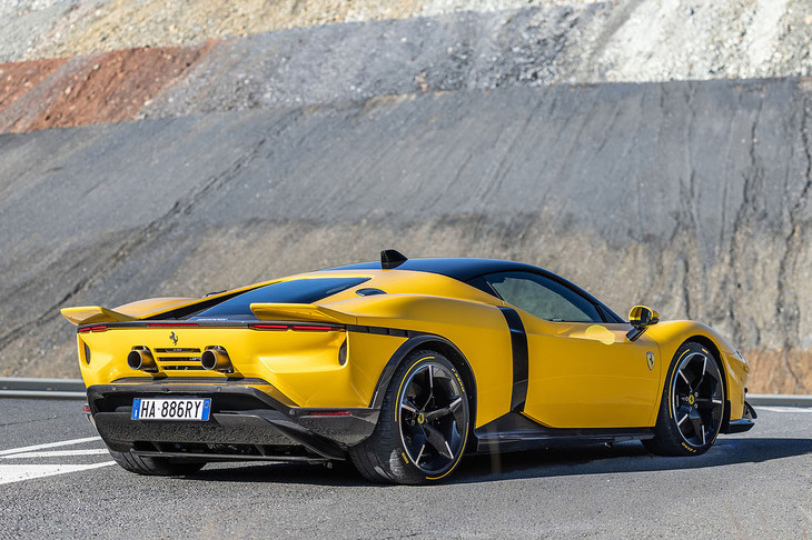 特徴的なリアビューに、先代「テスタロッサ」（1984年）の面影はない。ボディーサイズは全長×全幅×全高＝4718×1999×1225mmと公表されている。